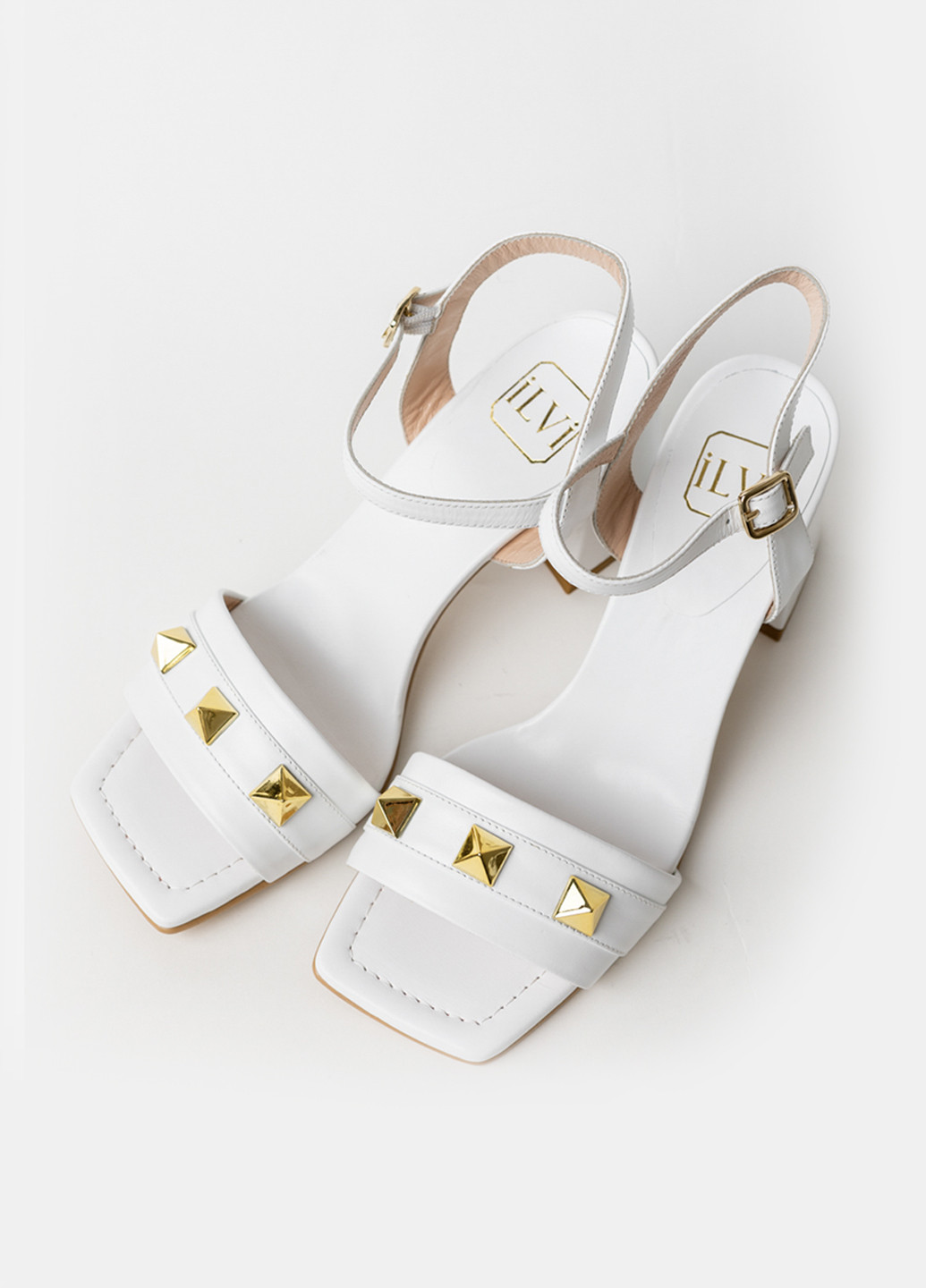 Белые босоножки Ilvi с ремешком с заклепками