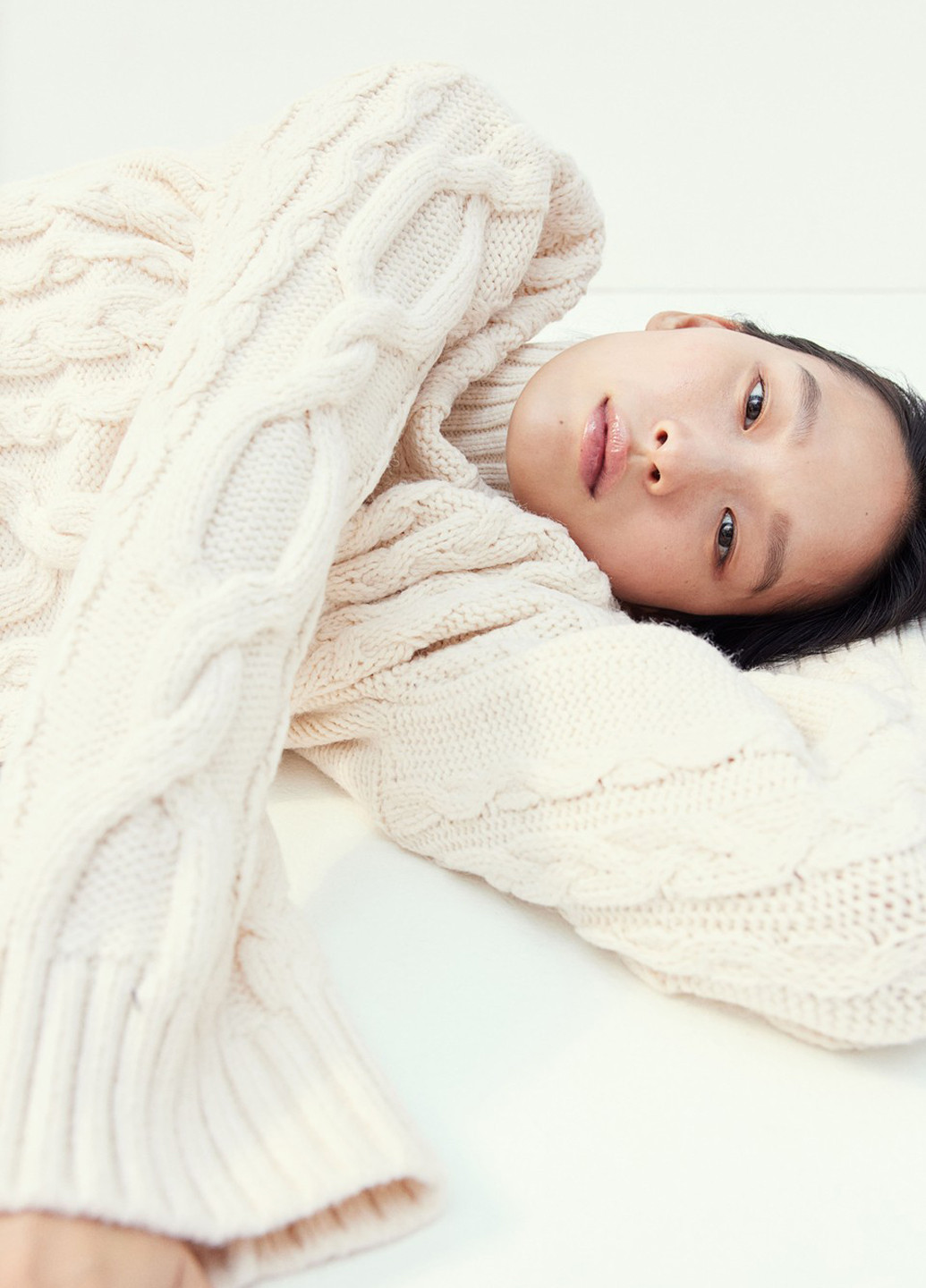 Кремовый зимний свитер H&M