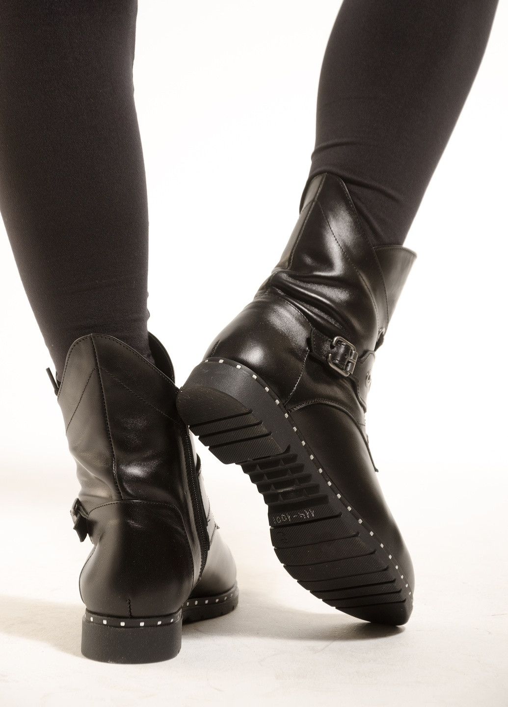 Зимние женские ботинки из натуральной кожи черного цвета хайкеры INNOE с пряжкой