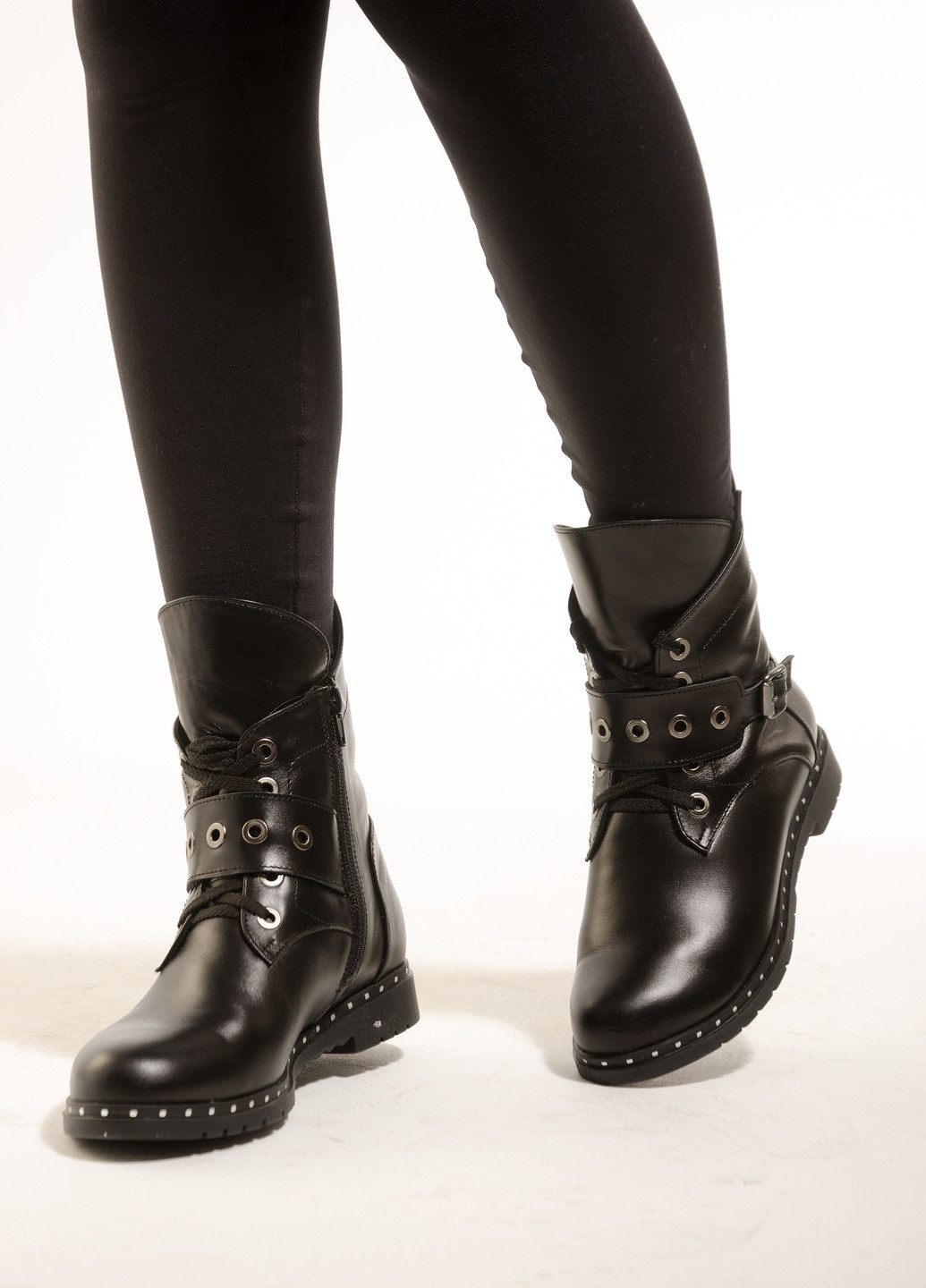 Зимние женские ботинки из натуральной кожи черного цвета хайкеры INNOE с пряжкой