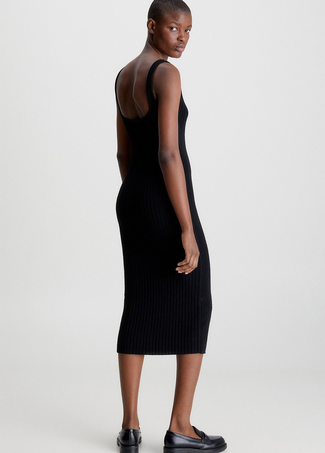 Черное кэжуал платье футляр Calvin Klein однотонное