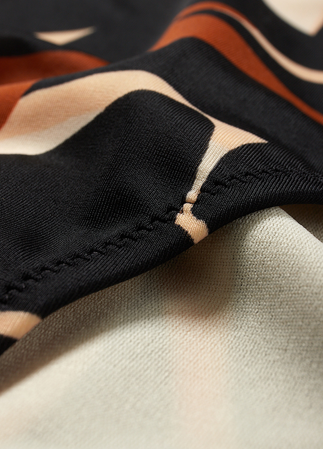 Черные купальные трусики-плавки с абстрактным узором C&A