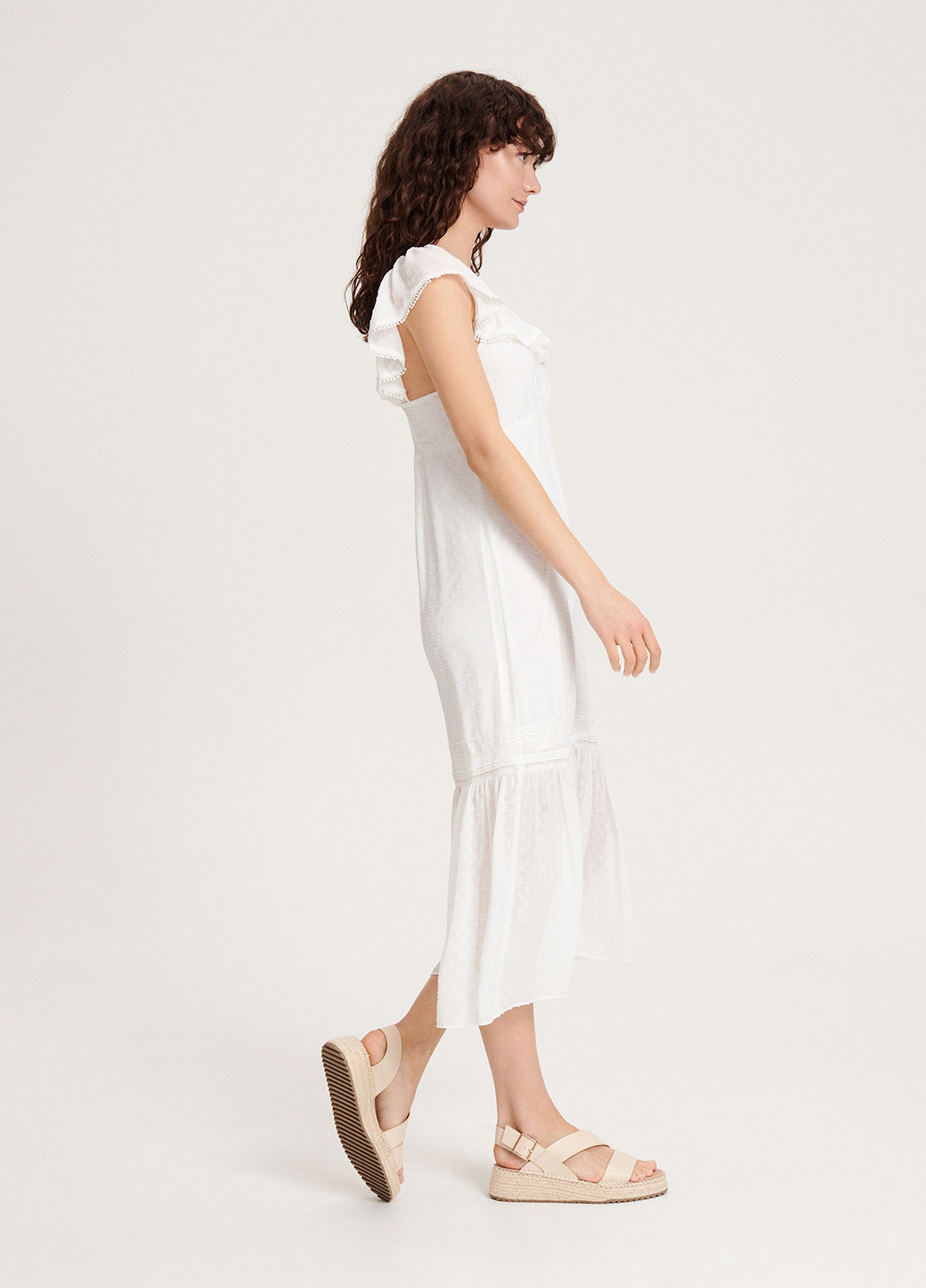 Белое кэжуал платье в стиле ампир Reserved однотонное