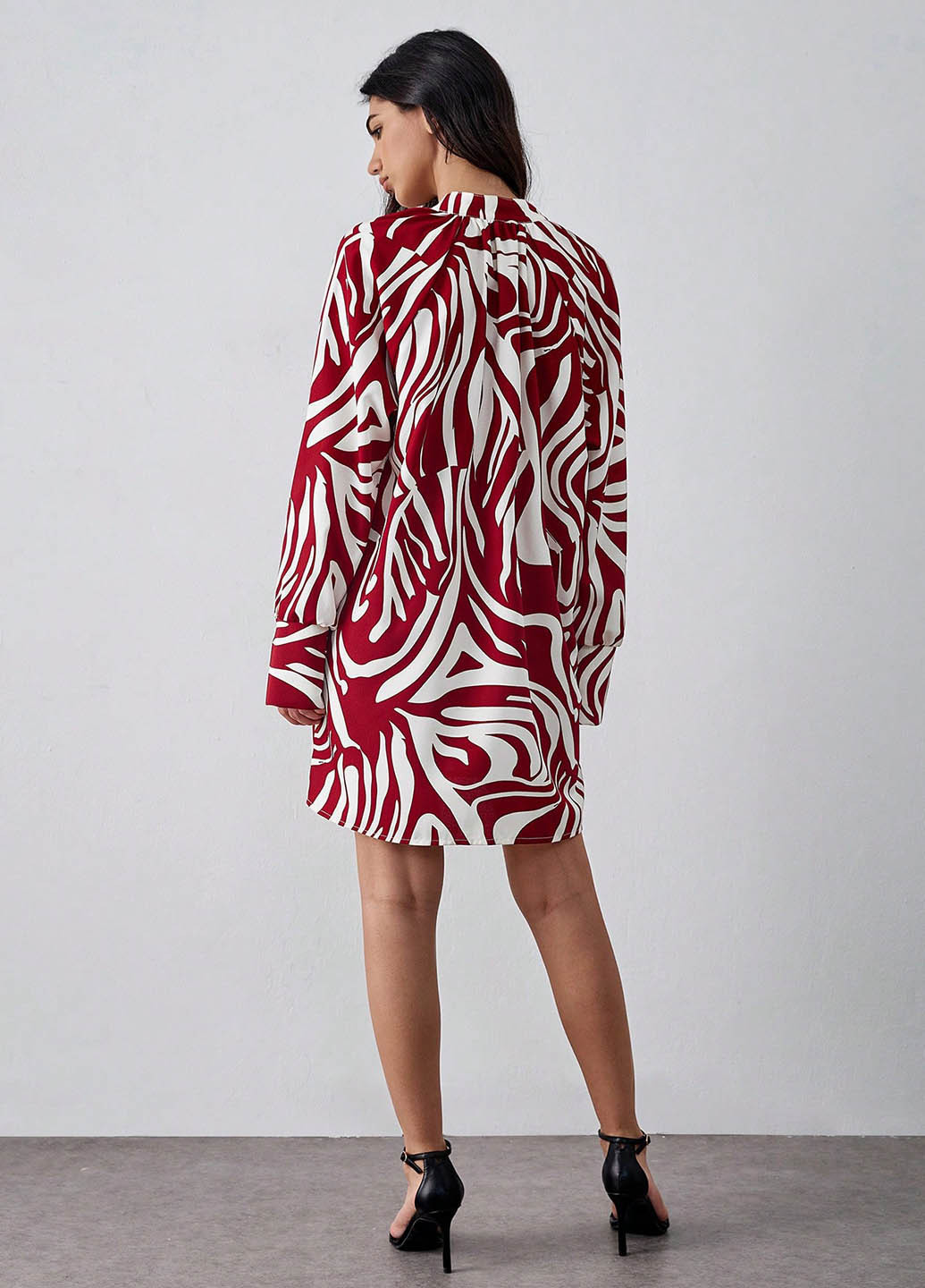 Темно-красное кэжуал платье SHEIN с абстрактным узором