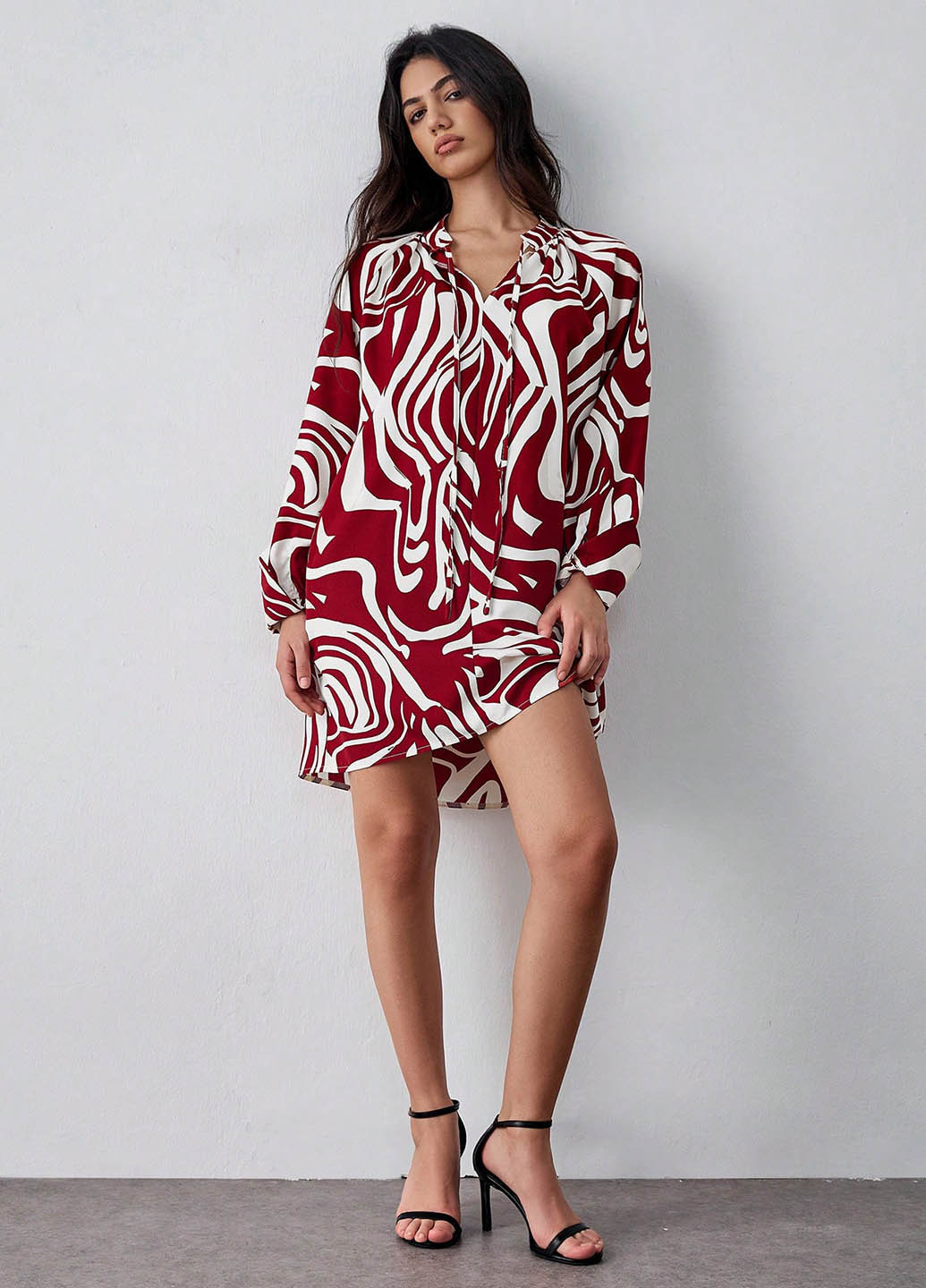 Темно-красное кэжуал платье SHEIN с абстрактным узором