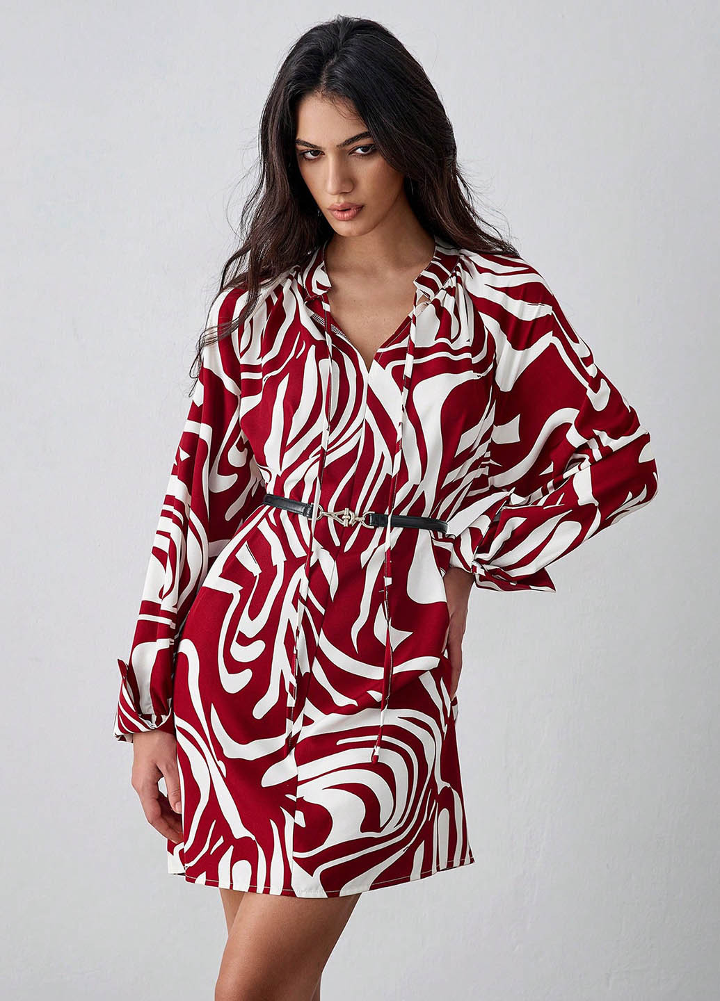 Темно-красное кэжуал платье SHEIN с абстрактным узором