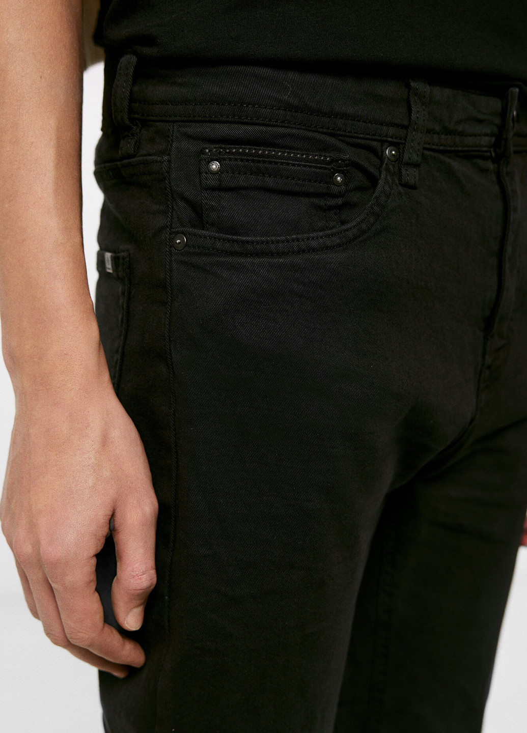 Черные демисезонные слим джинсы Springfield