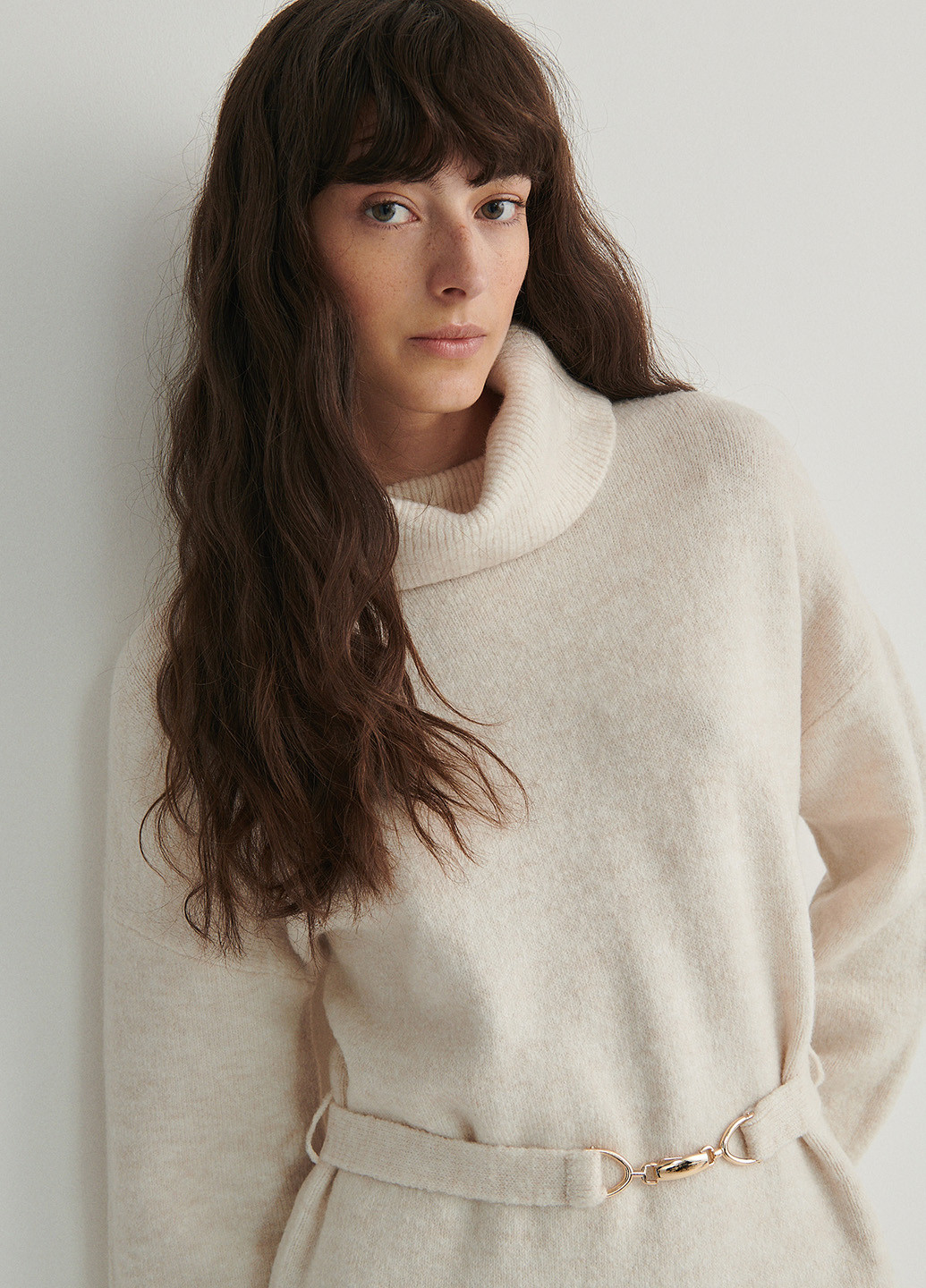 Молочное кэжуал платье платье-свитер Reserved однотонное