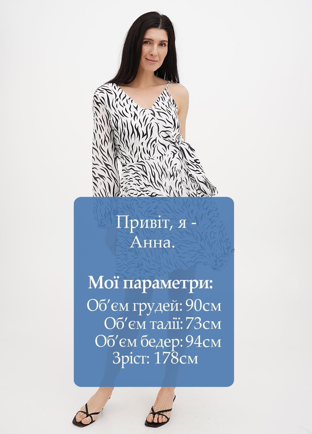 Черное кэжуал платье плиссированное, на одно плечо, на запах Babylon с абстрактным узором