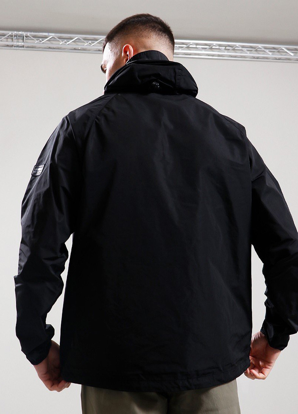 Чорна демісезонна куртка Barbour