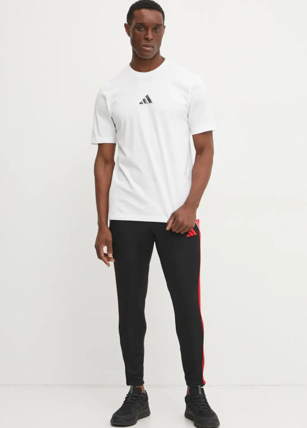 Біла футболка adidas