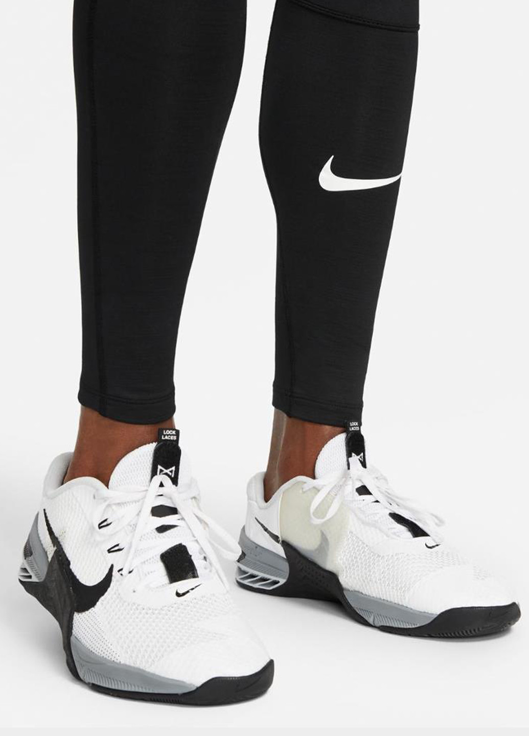 Черные спортивные демисезонные зауженные брюки Nike