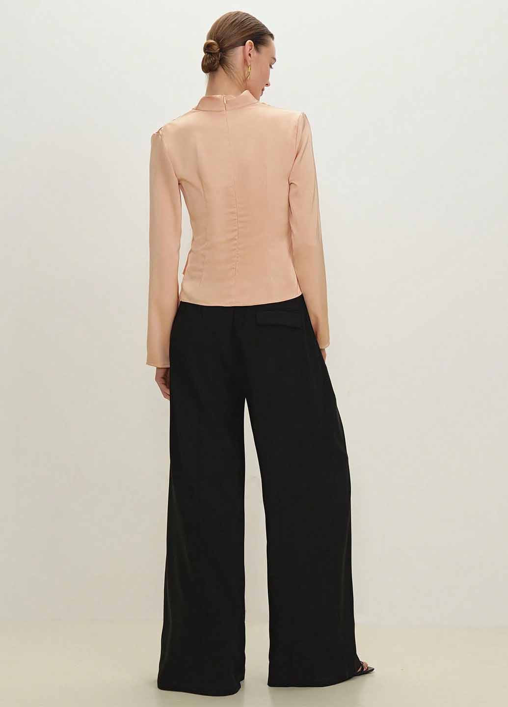 Персиковая блуза на запах SHEIN