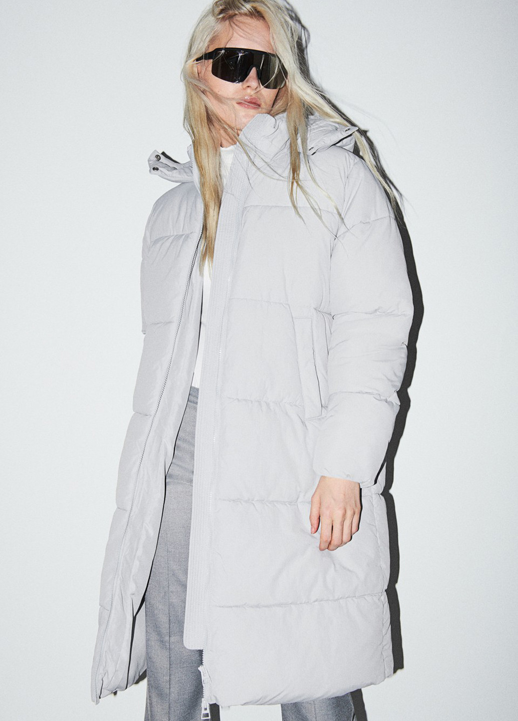 Светло-серая зимняя куртка H&M