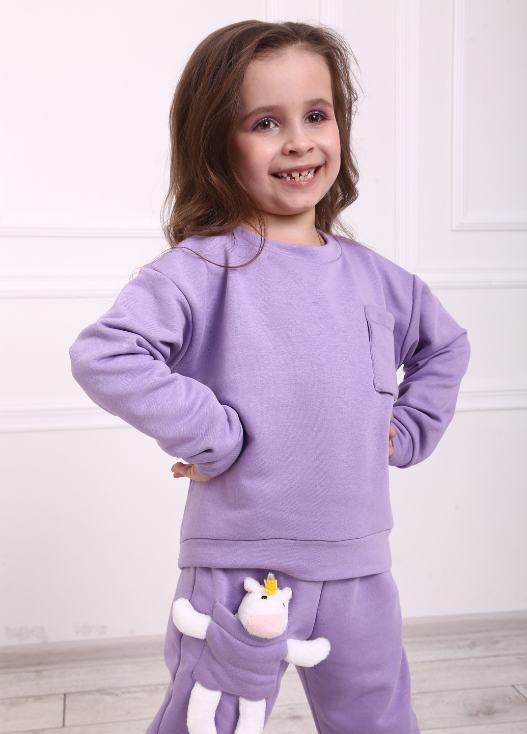 Лиловый демисезонный детский спортивный трикотажный костюм с игрушкой единорожка для девочек лиловый 104-140 4-11 лет Zabavka