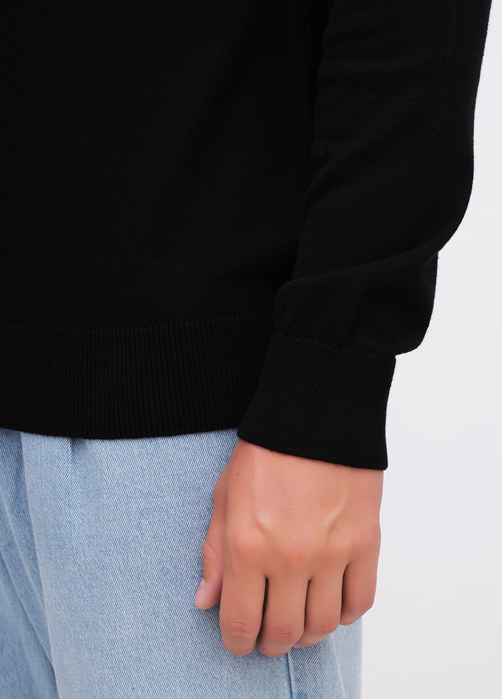 Черный демисезонный свитер джемпер EQUILIBRI