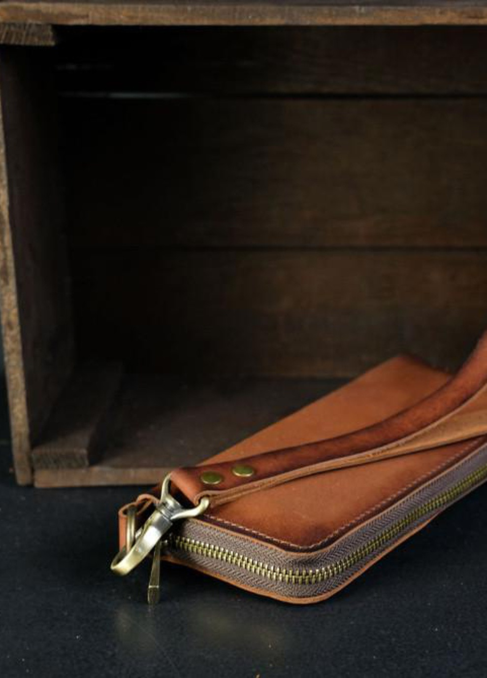 Кожаный кошелек клатч на круговой молнии с ремешком Berty (253862796)
