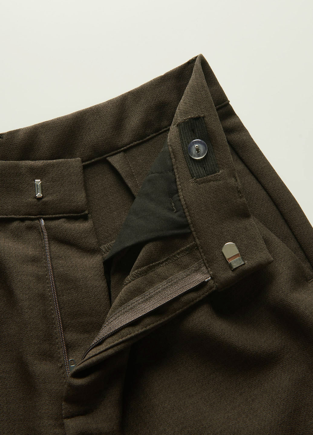 Темно-коричневые кэжуал демисезонные брюки чиносы Reserved