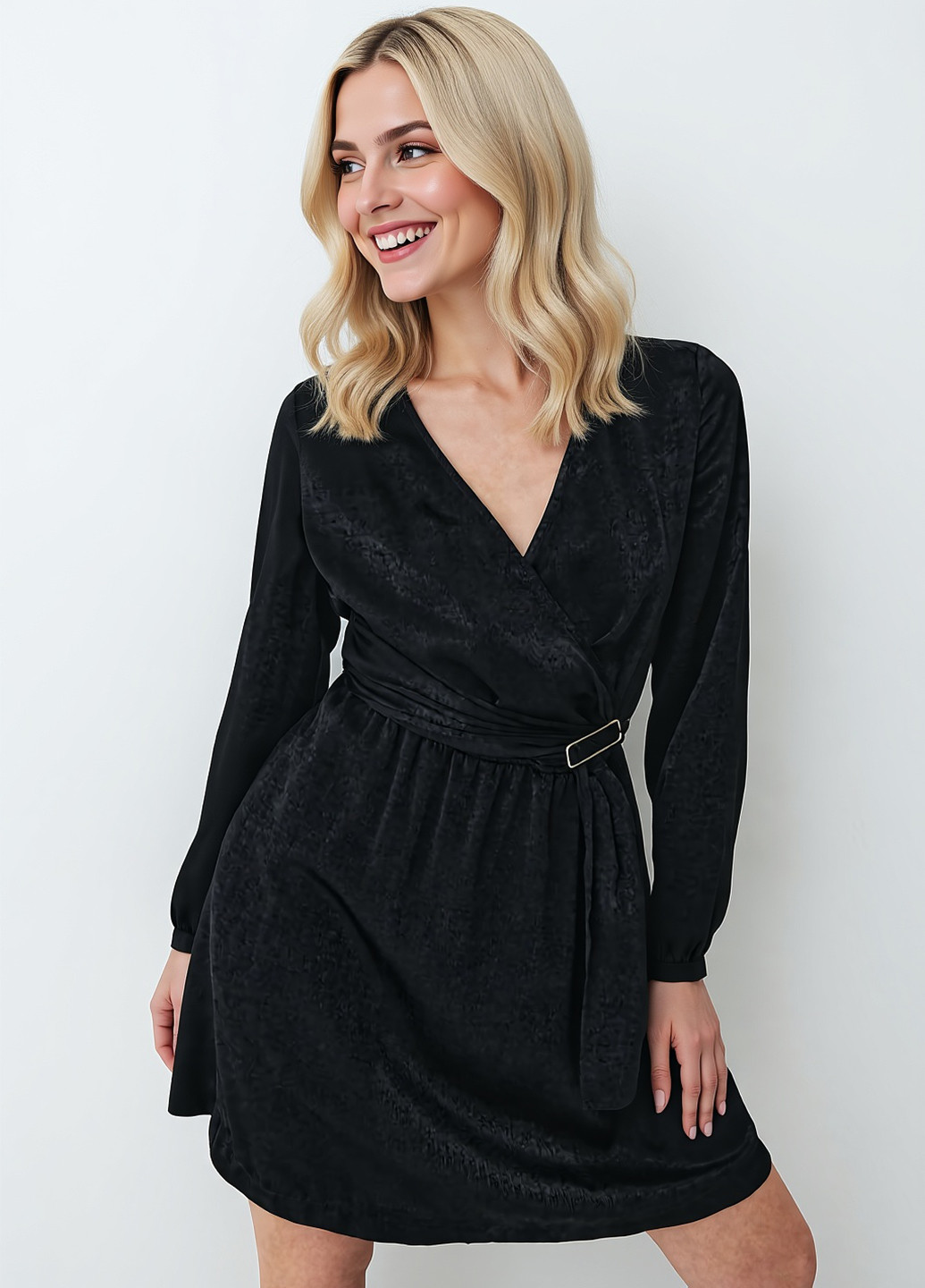 Черное кэжуал платье на запах Mohito однотонное