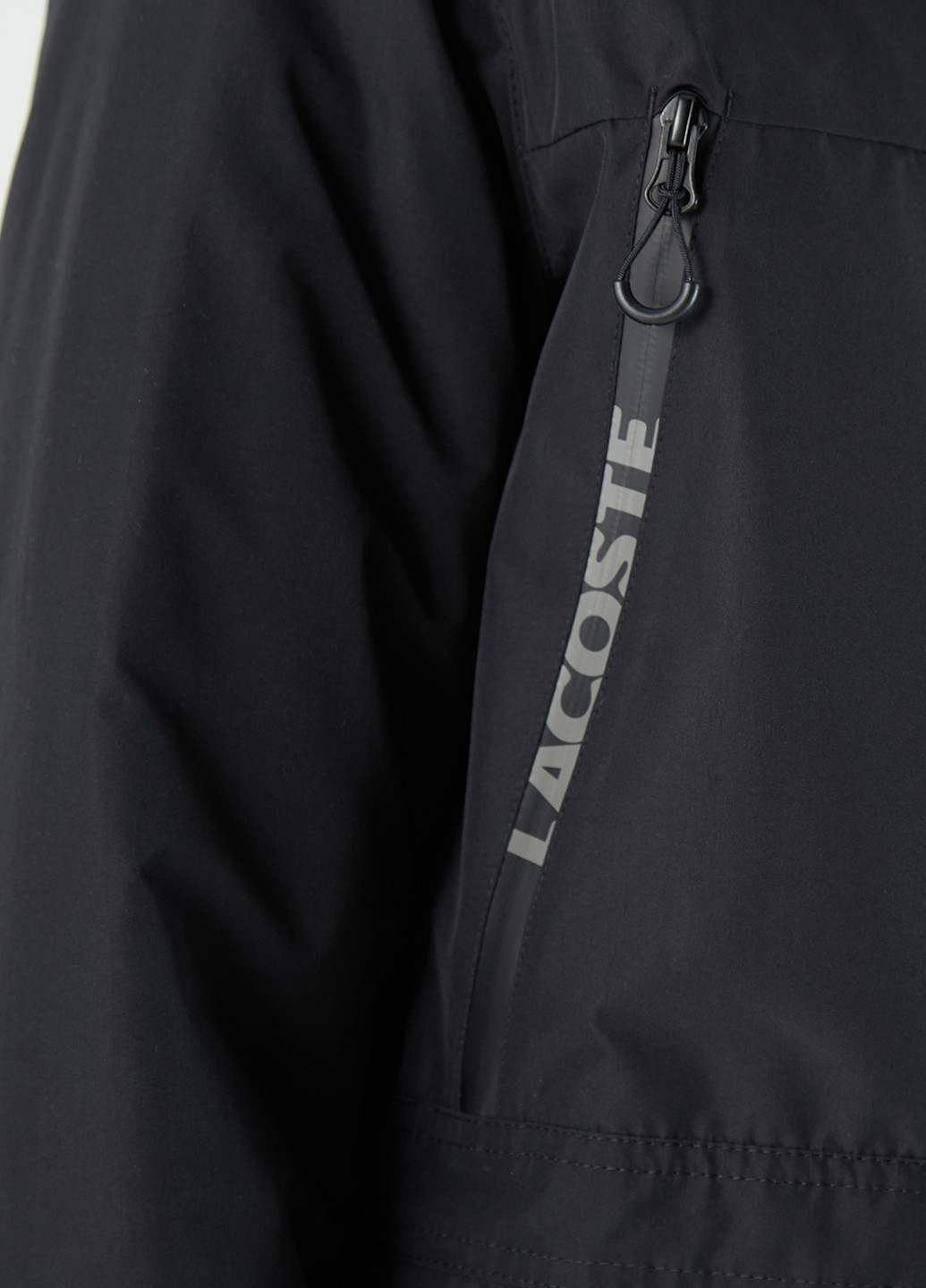 Черная демисезонная куртка Lacoste