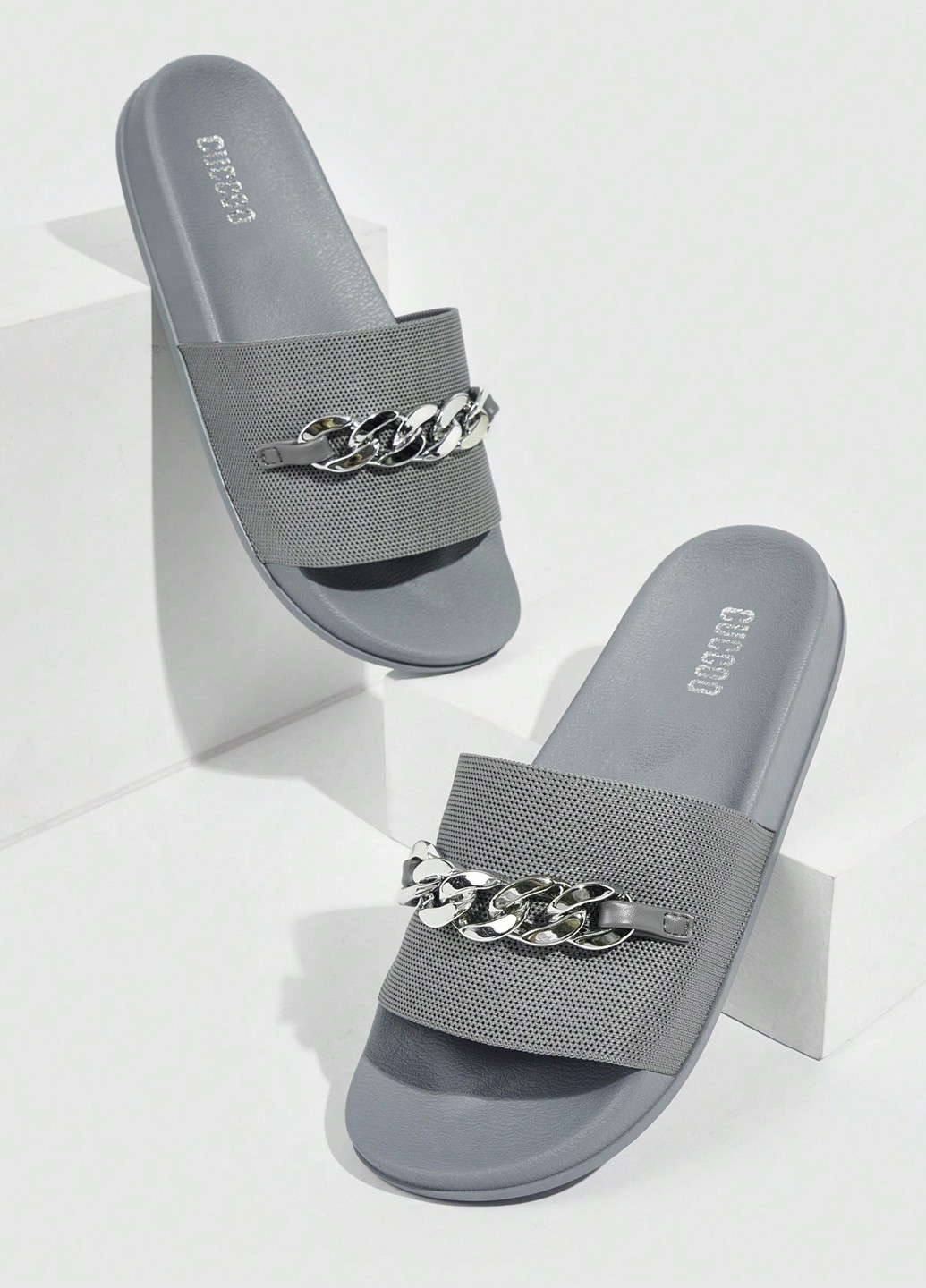 Серые шлепанцы SHEIN с цепочками