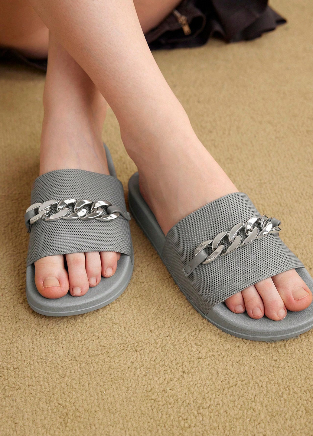 Серые шлепанцы SHEIN с цепочками