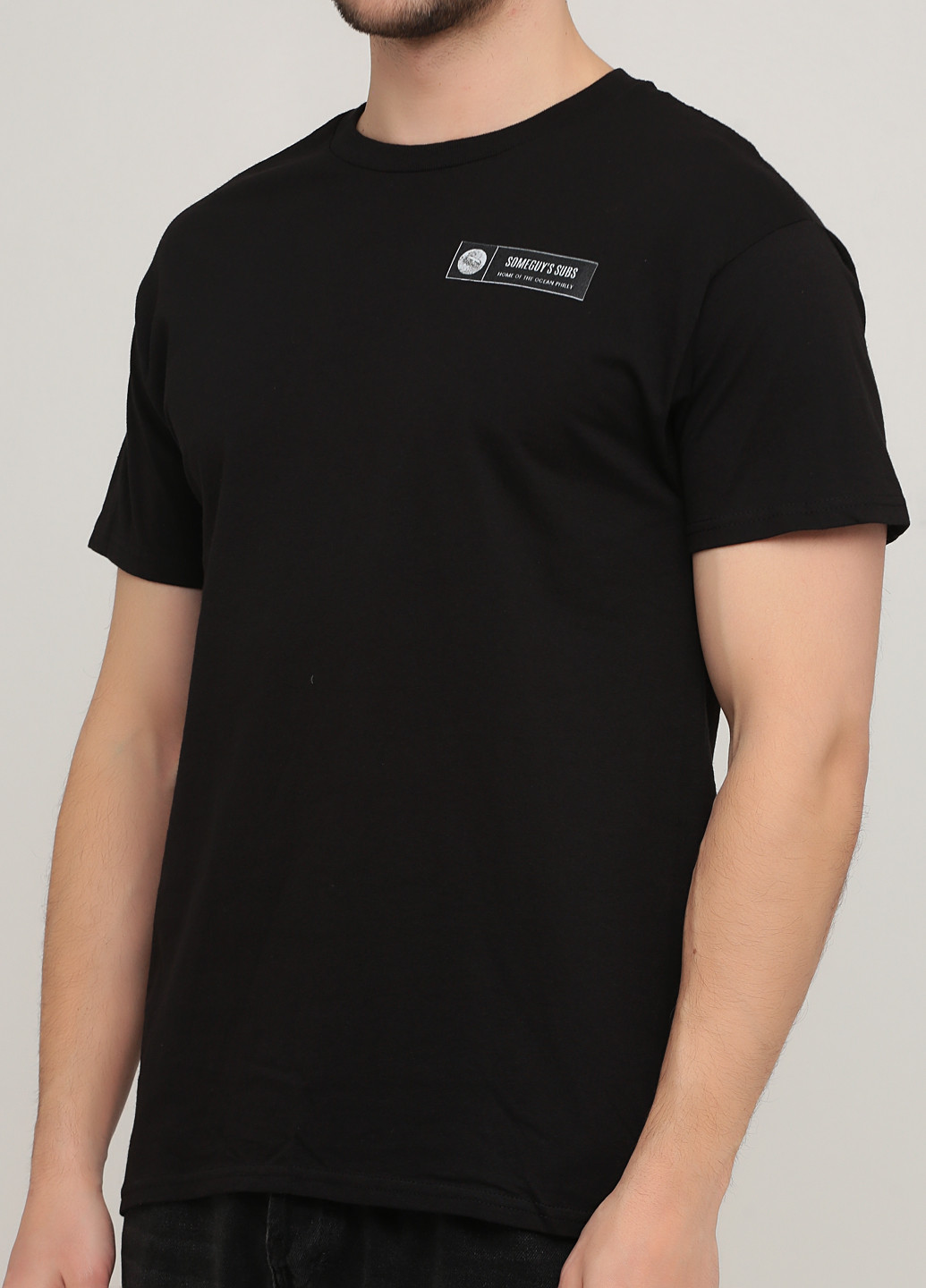 Черная летняя футболка Hanes