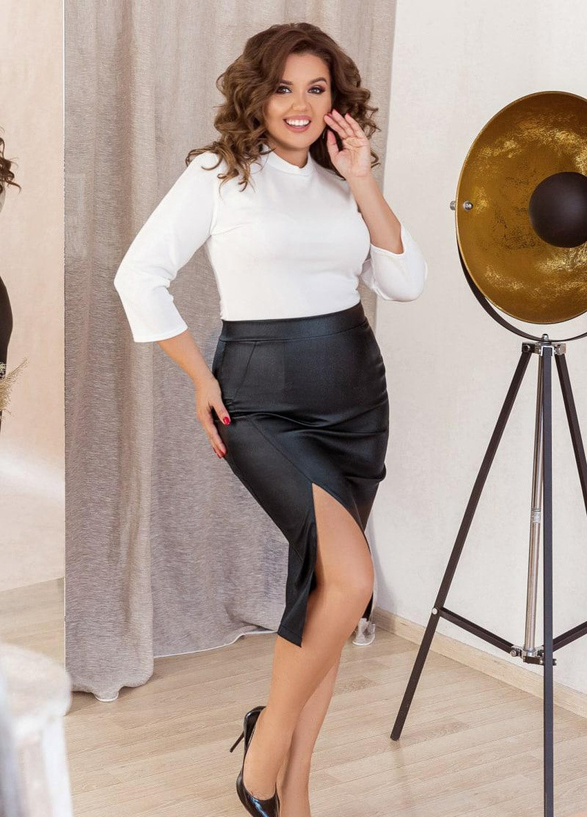 Чорна женская юбка карандаш с боковм врезом длинною ниже колена черная 381716 New Trend