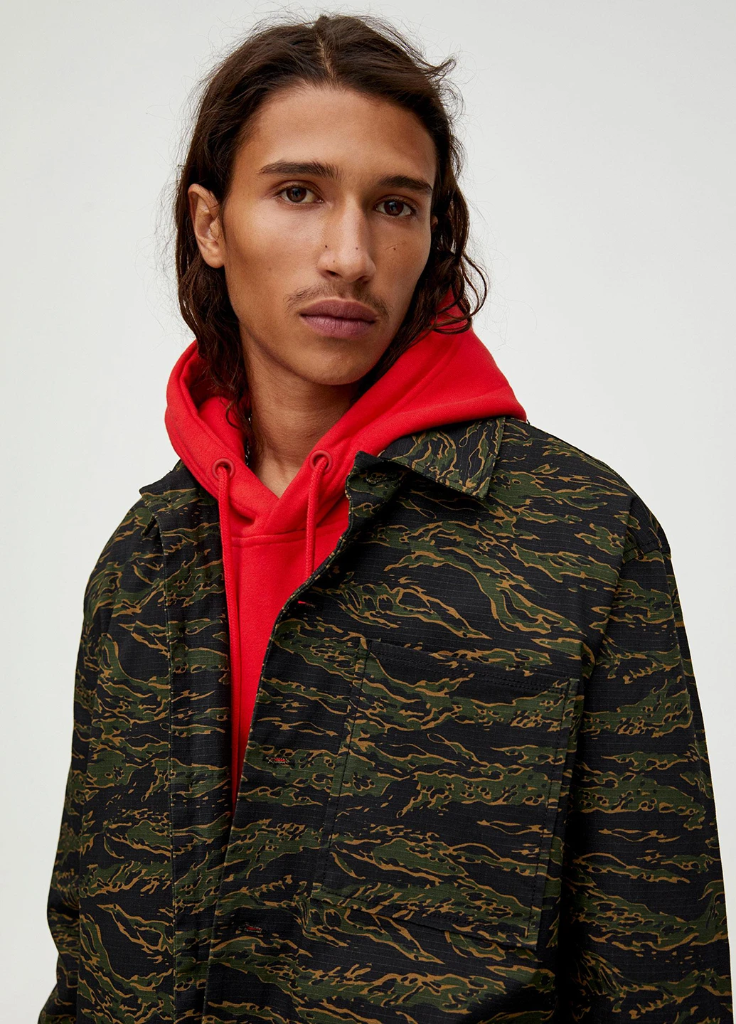 Чорна демісезонна куртка Pull & Bear
