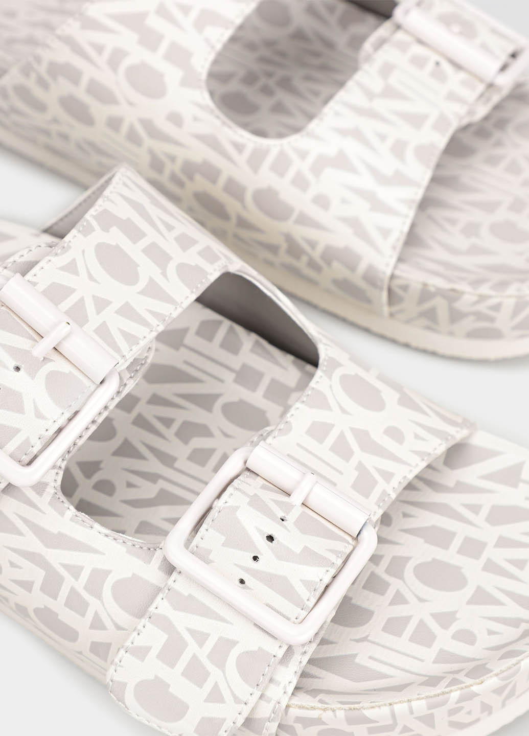 Бежевые шлепанцы Armani Exchange