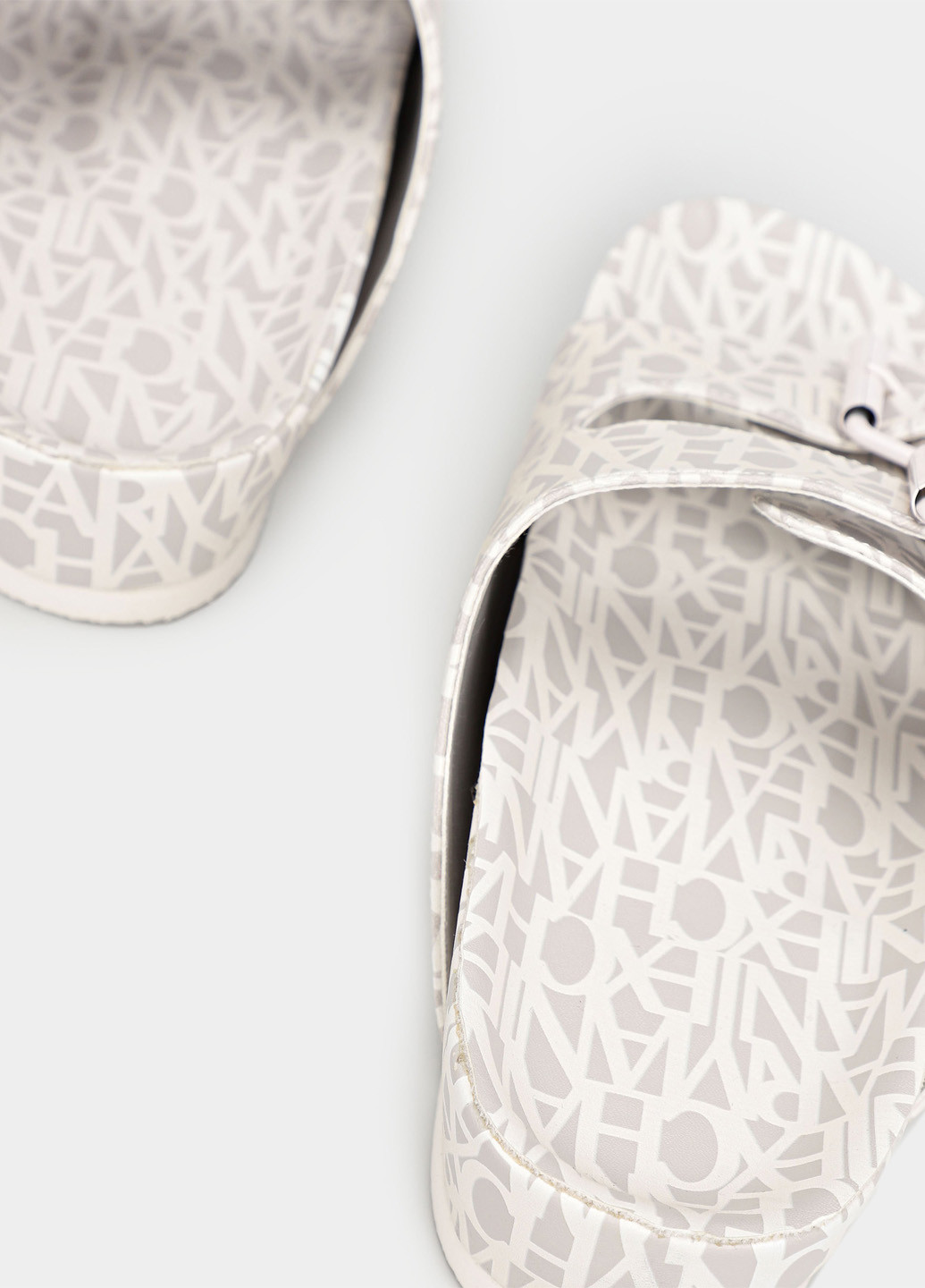 Бежевые шлепанцы Armani Exchange