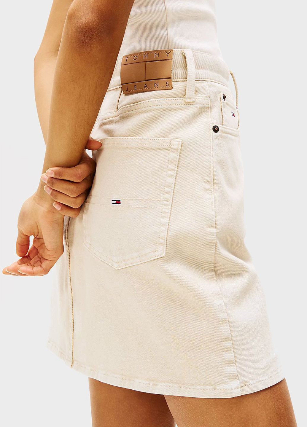 Светло-бежевая джинсовая однотонная юбка Tommy Jeans а-силуэта (трапеция)