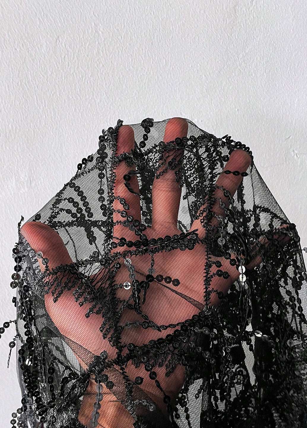 Черное коктейльное, праздничный, вечернее платье платье-комбинация, силуэтная, с открытыми плечами, с открытой спиной SHEIN однотонное