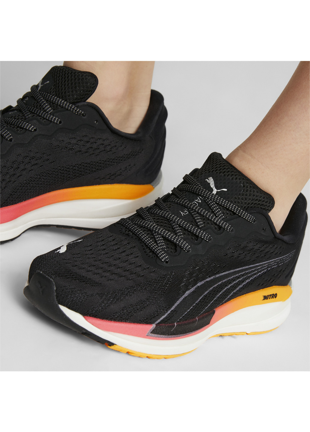 Черные всесезонные кроссовки magnify nitro surge running shoes women Puma
