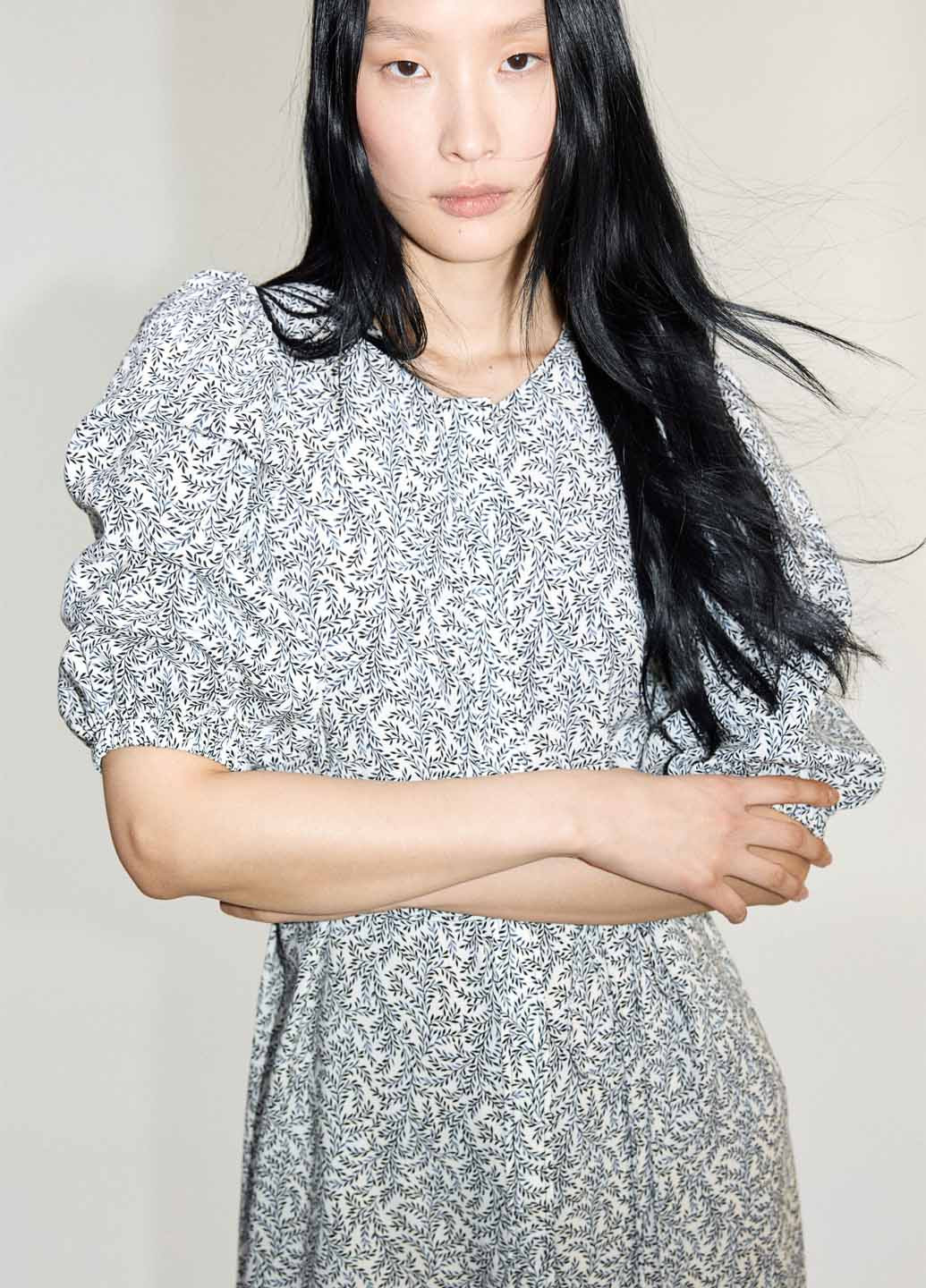 Синя кежуал сукня а-силует H&M з абстрактним візерунком