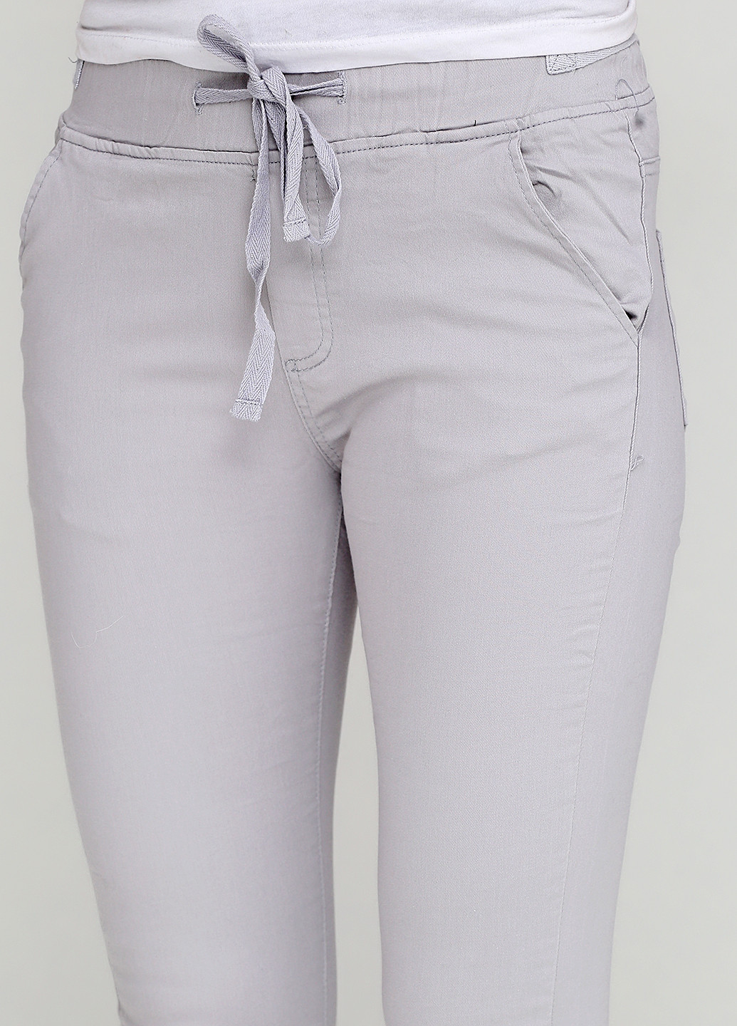 Светло-серые кэжуал демисезонные зауженные брюки Luizacco