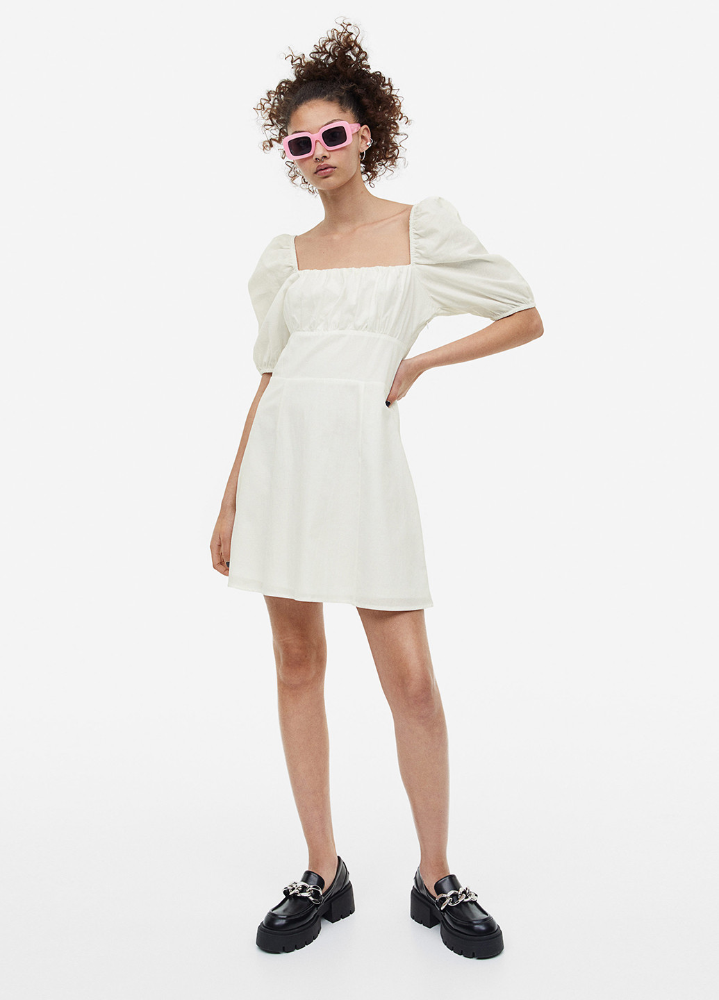 Белое кэжуал платье колокол, с открытой спиной H&M однотонное