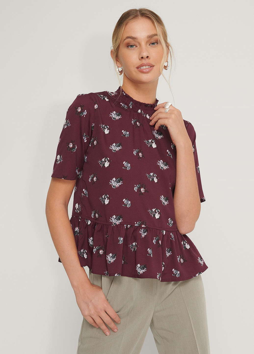 Біла блуза з баскою NA-KD