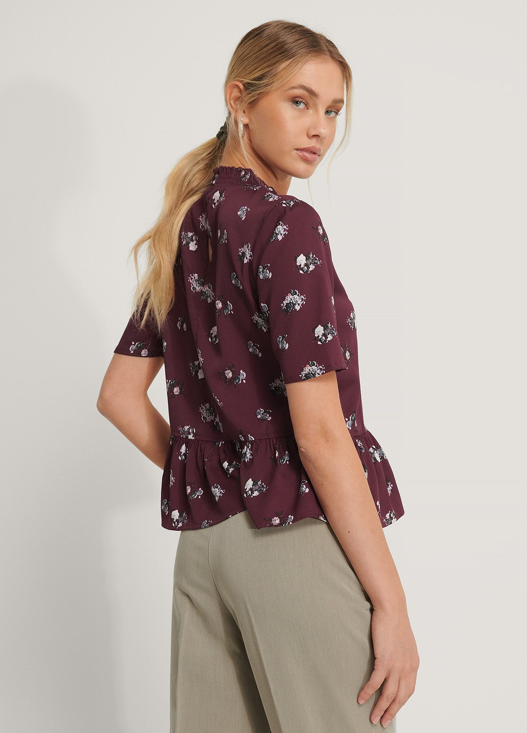 Біла блуза з баскою NA-KD