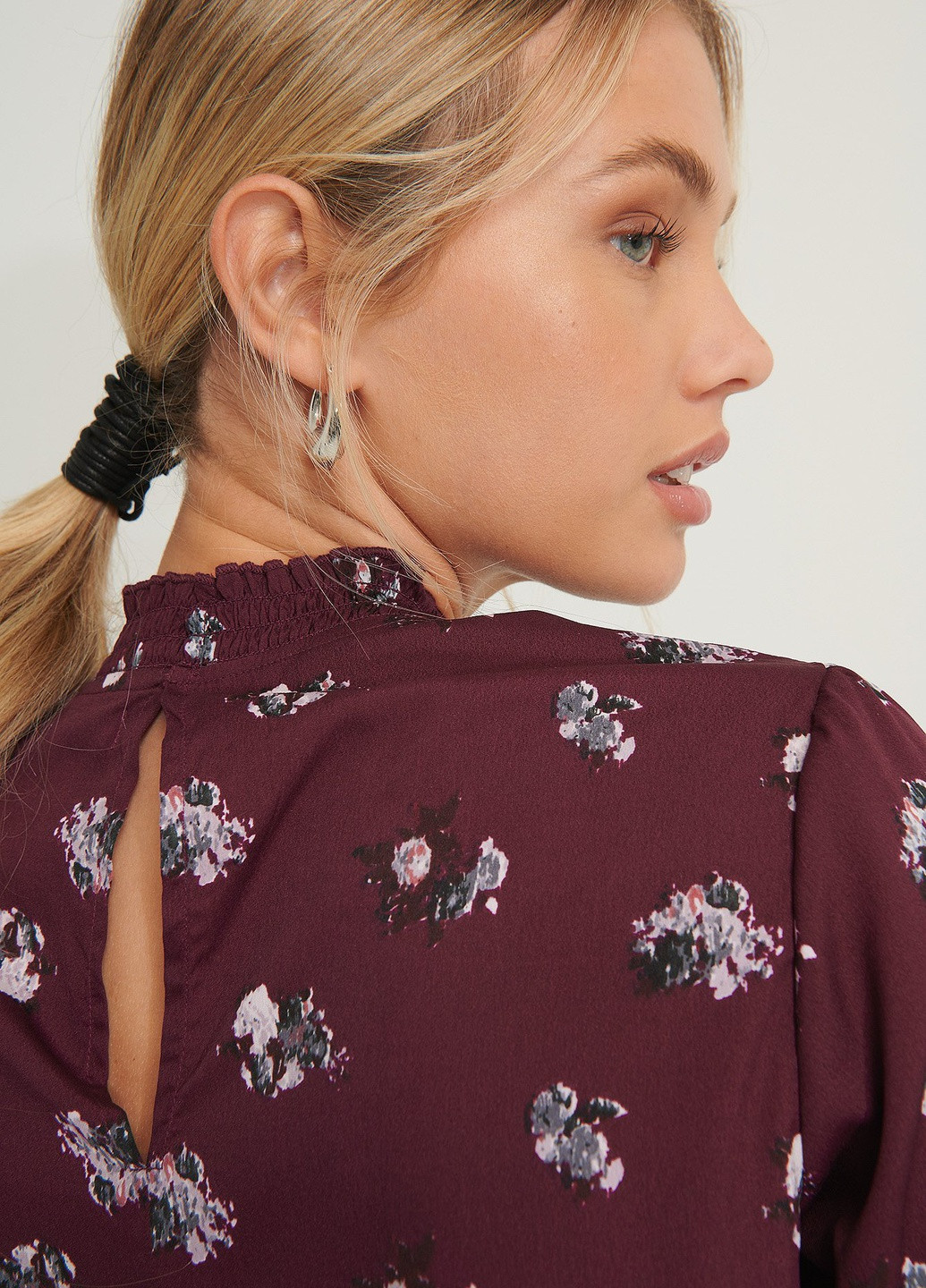 Біла блуза з баскою NA-KD