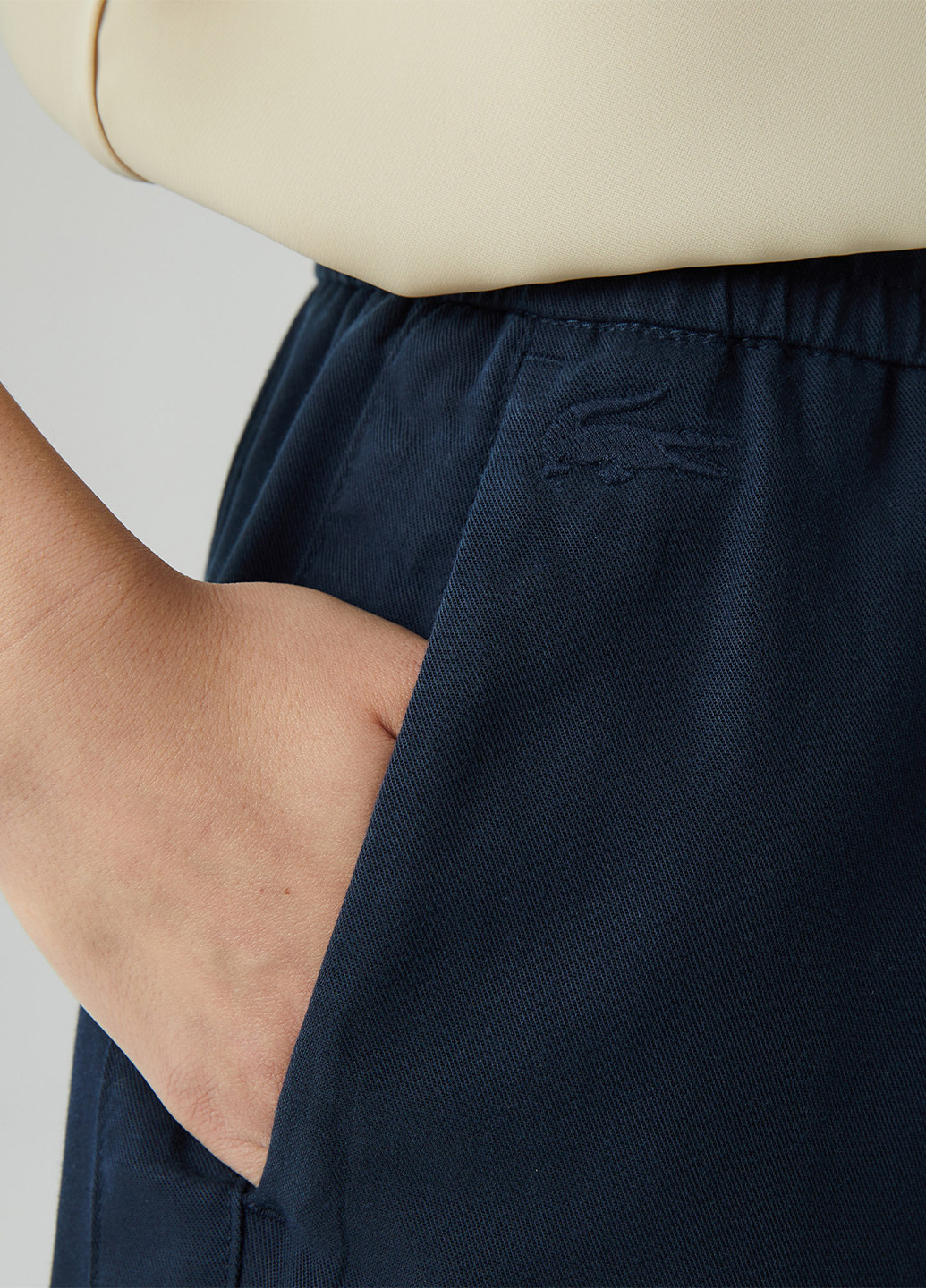Темно-синие кэжуал демисезонные укороченные, зауженные брюки Lacoste