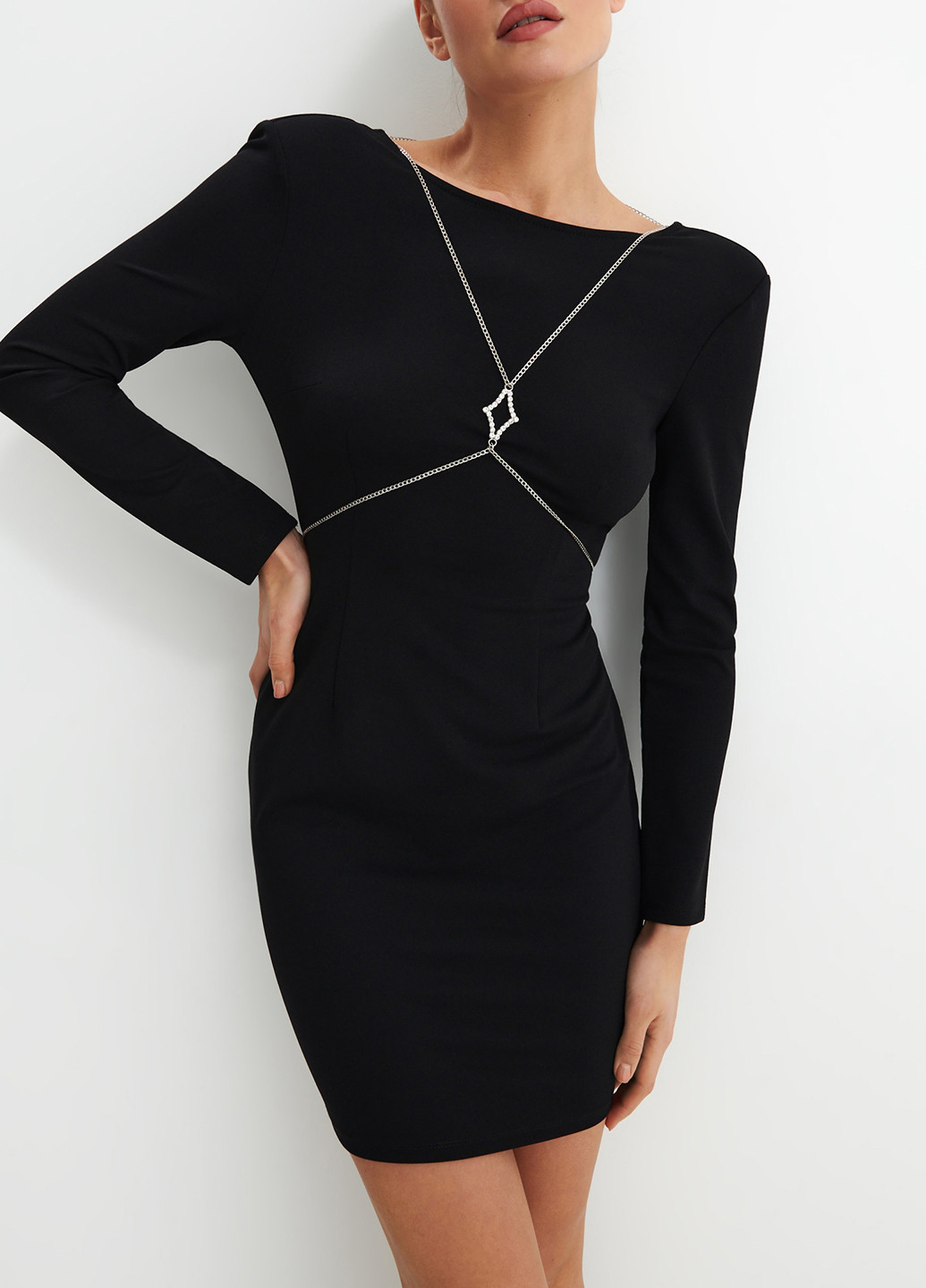 Черное коктейльное платье с открытой спиной Mohito однотонное