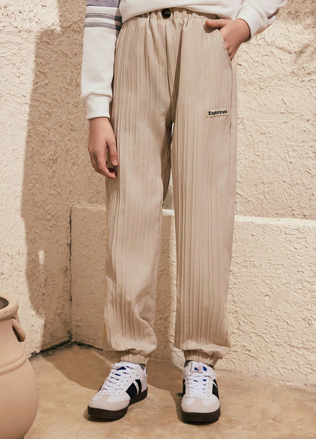 Бежевые спортивные, кэжуал демисезонные брюки джоггеры SHEIN