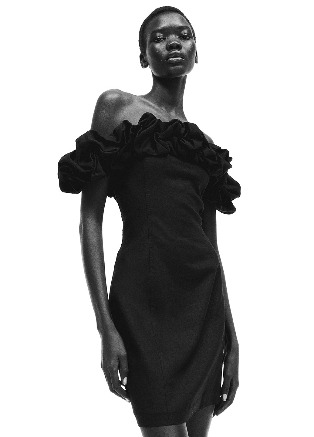 Чорна коктейльна сукня з відкритими плечима H&M однотонна