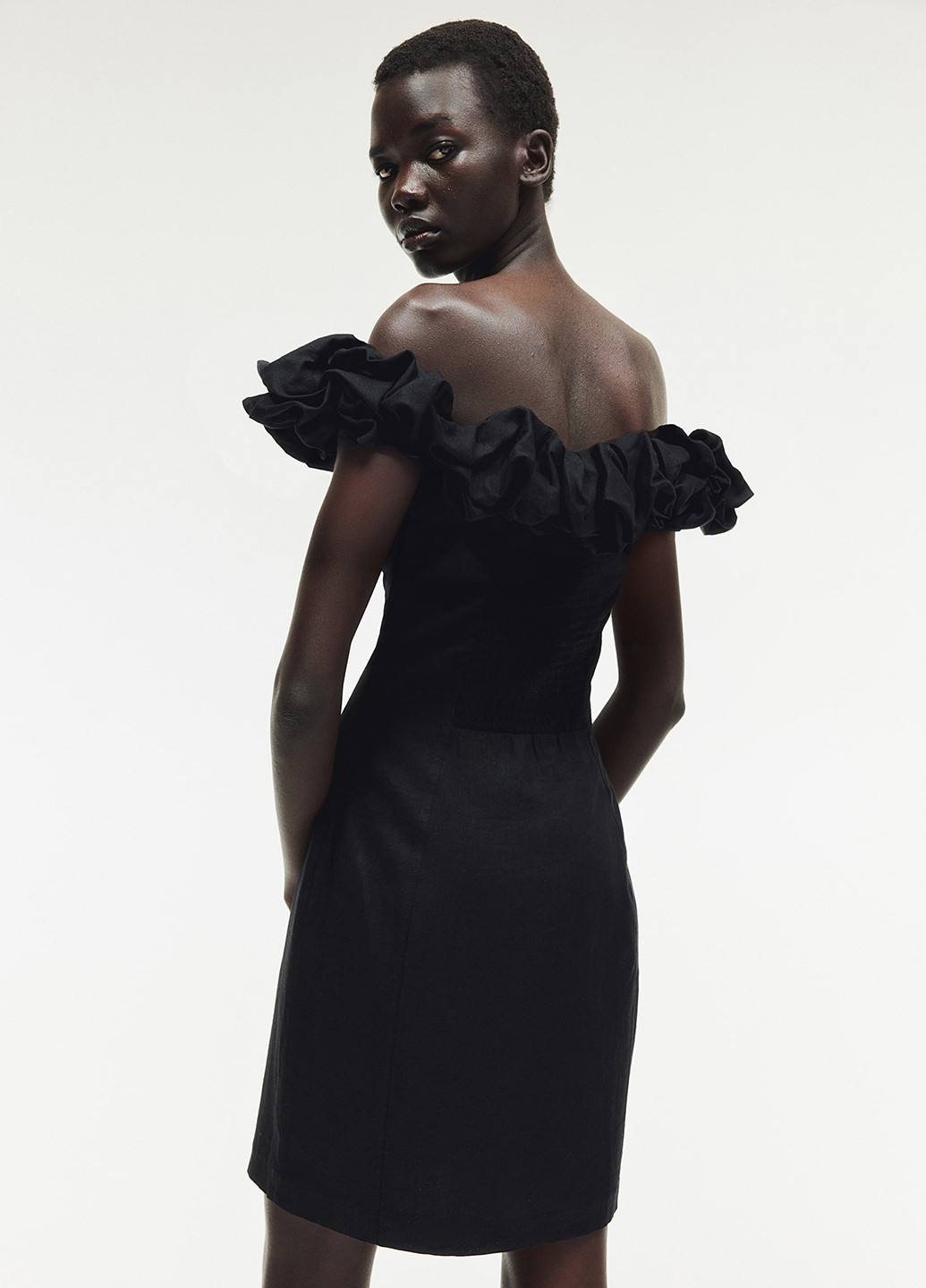 Чорна коктейльна сукня з відкритими плечима H&M однотонна