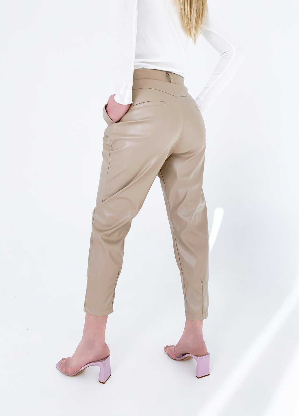 Бежевые кэжуал демисезонные зауженные, прямые, классические, укороченные брюки Jolie