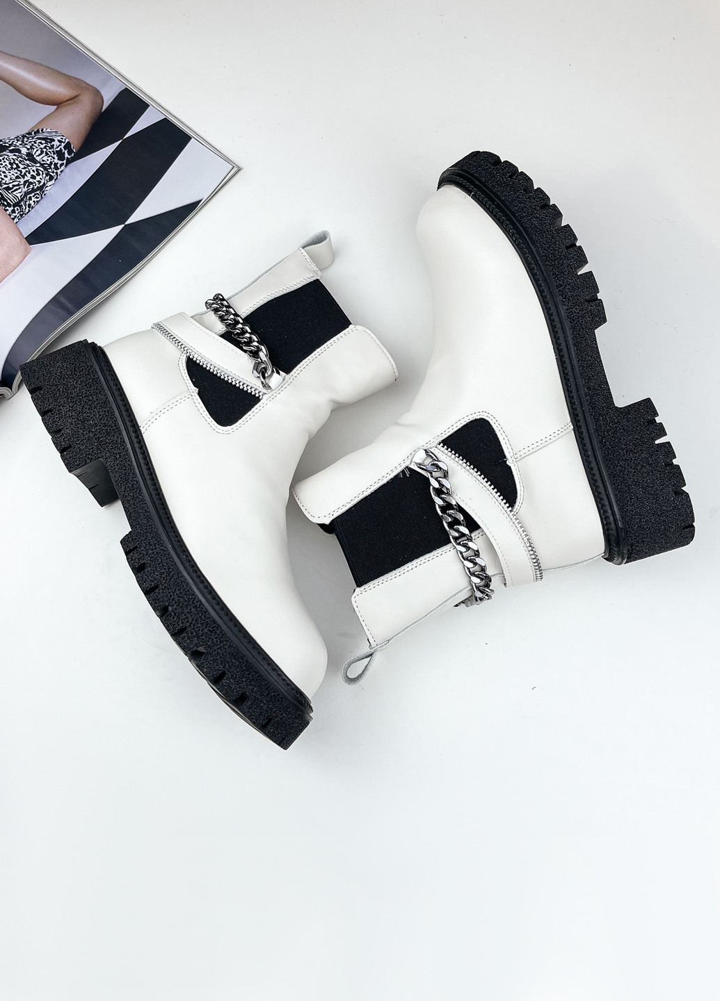 Осенние ботинки женские молодежные белые кожаные на тракторной черной подошве челси Fashion из искусственной кожи