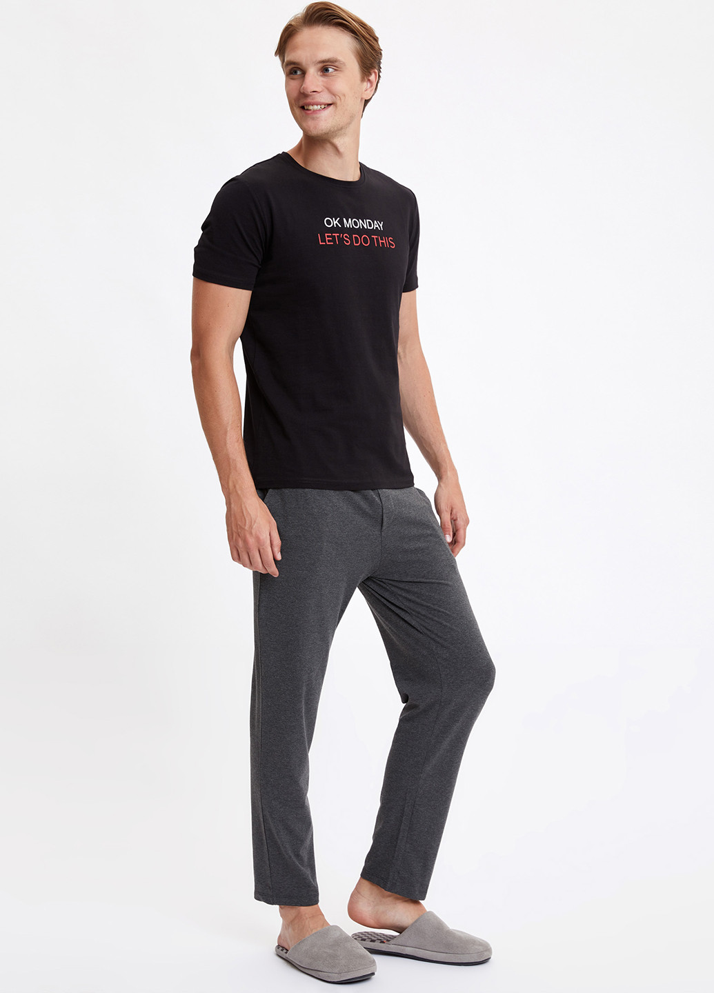 Черный демисезонный комплект(футболка, брюки) DeFacto