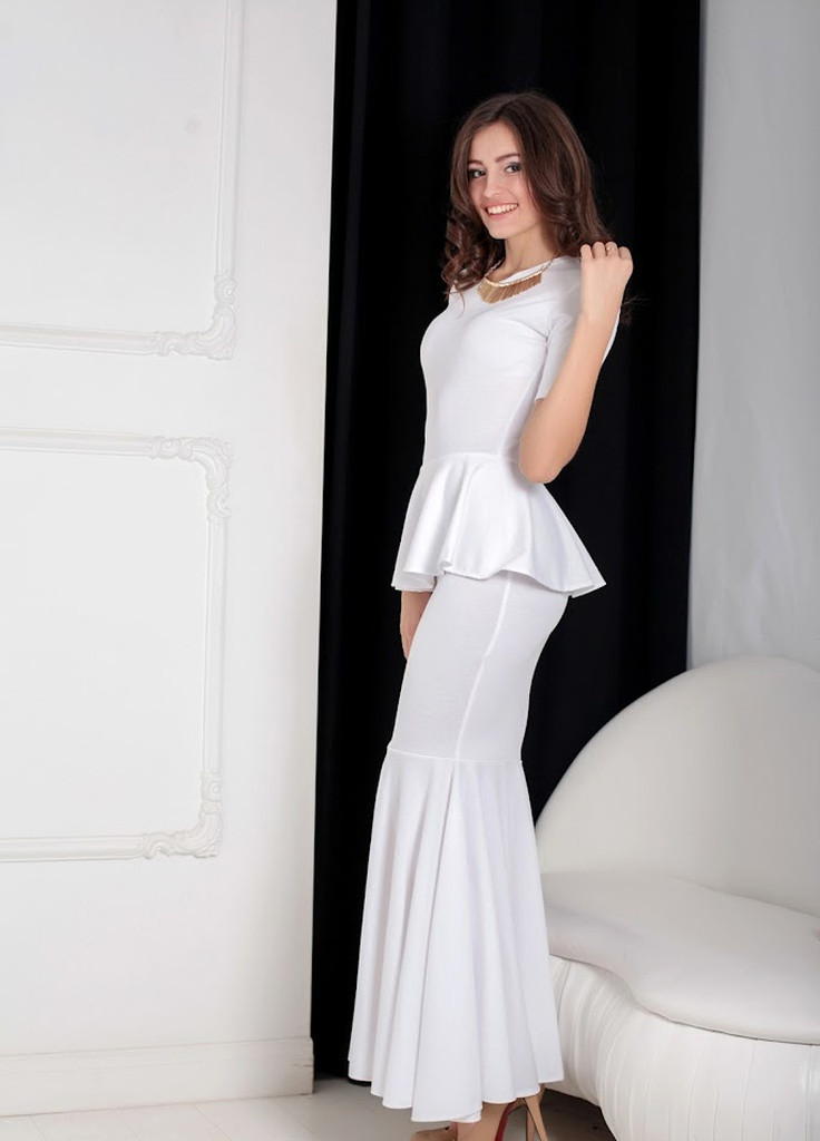 Белое кэжуал вечернее женское платье с коротким рукавом и баской на талии amalia белый Podium однотонное