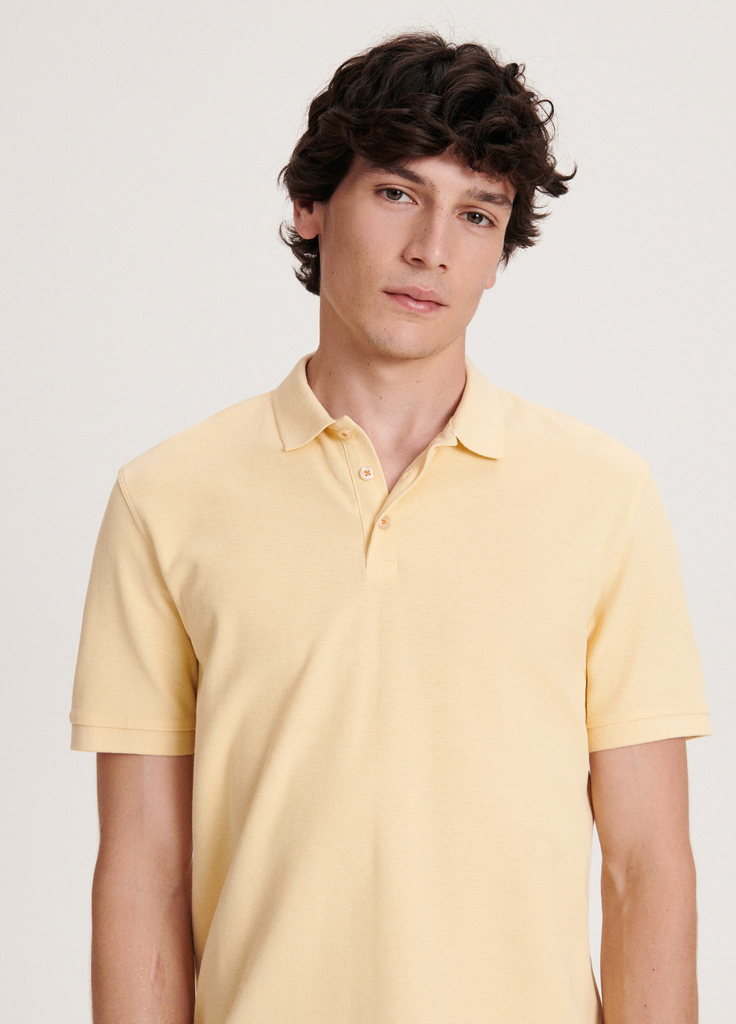 Светло-желтая футболка-поло для мужчин Reserved однотонная